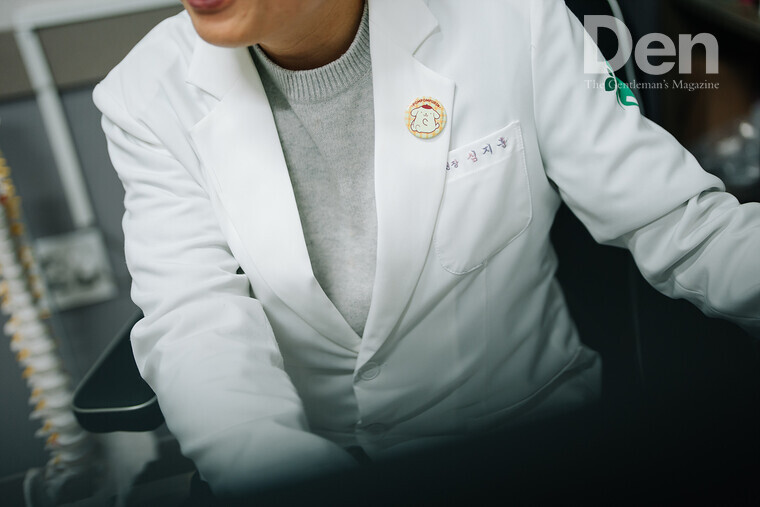 심지훈 병원장이 가운에 달아놓은 배지. 몇 년 전 진료한 어린 환자가 준 것이다. 환자가 준 작은 선물까지 간직하는 모습에서 그의 따뜻한 심성을 엿볼 수 있다. ⓒ Den<br>