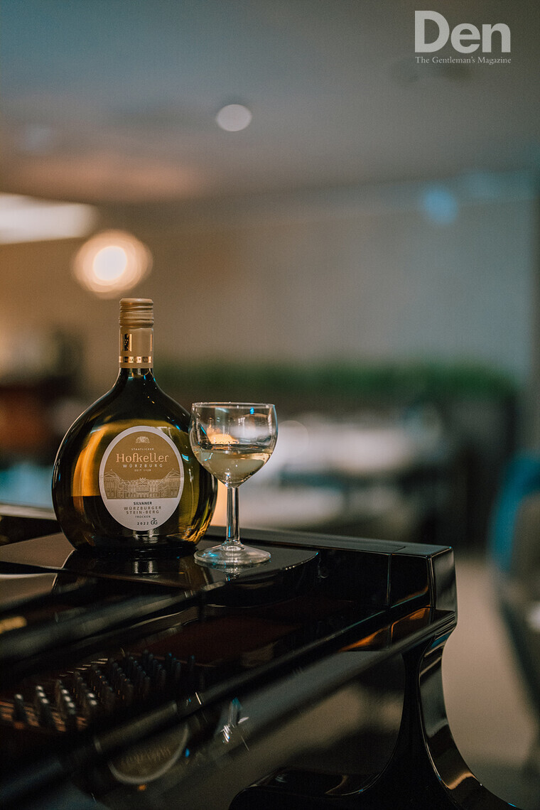 호프켈러 뷔르츠부어거 슈타인베어그 실바너 트록켄 GG. 블라인드 테스트에서 유니의 미각을 사로잡은 와인이다.&nbsp; ⓒ Den