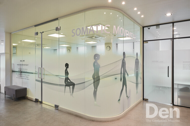 최준하 원장은 움직임을 통한 치유법인 '소마틱스'를 위한 공간을 병원 내에 마련해 두고 있다. ⓒDen