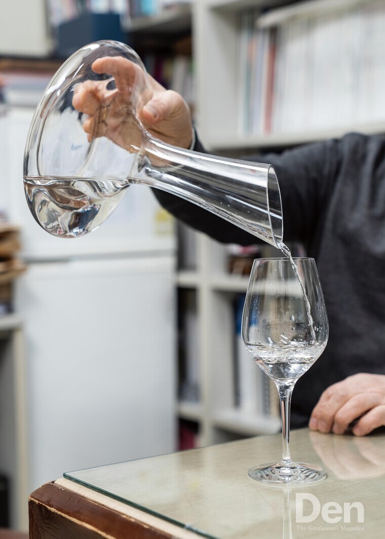 물을 다른 용기에 따르는 디캔팅 과정을 거치면, 물속 산소의 양이 증가해 청량감이 살아나고 산뜻한 향이 난다. ⓒDen<br>