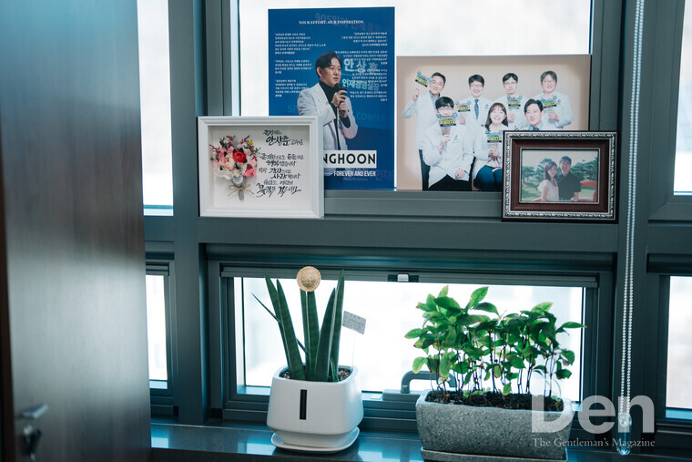 ‘명의를 만드는 명의’가 꿈이라는 그는 제자 육성에 힘쓰며 제자들과 늘 좋은 관계를 유지한다 ⓒ Den