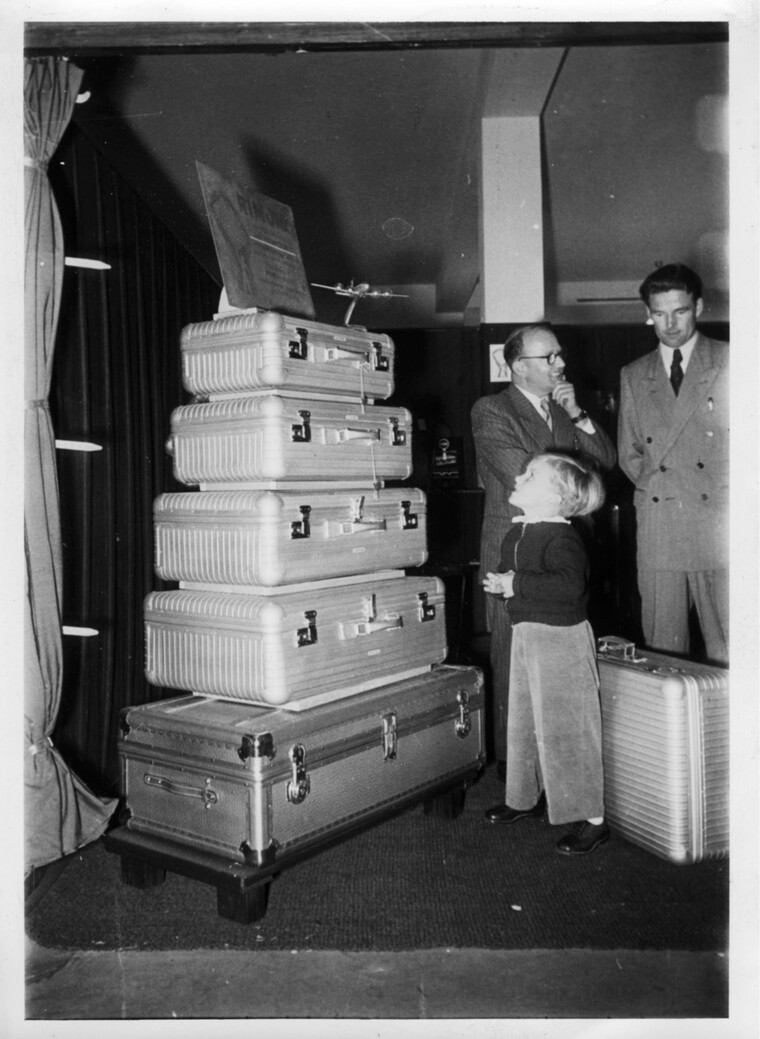 리모와 미드센추리 그루브 알루미늄 케이스가 쌓여 있는 모습. ⓒ리모와 코리아<br>