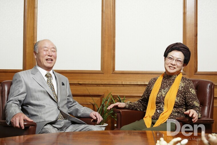 윤영환 명예회장(왼쪽)과 장봉애 원장 ⓒ 대웅제약