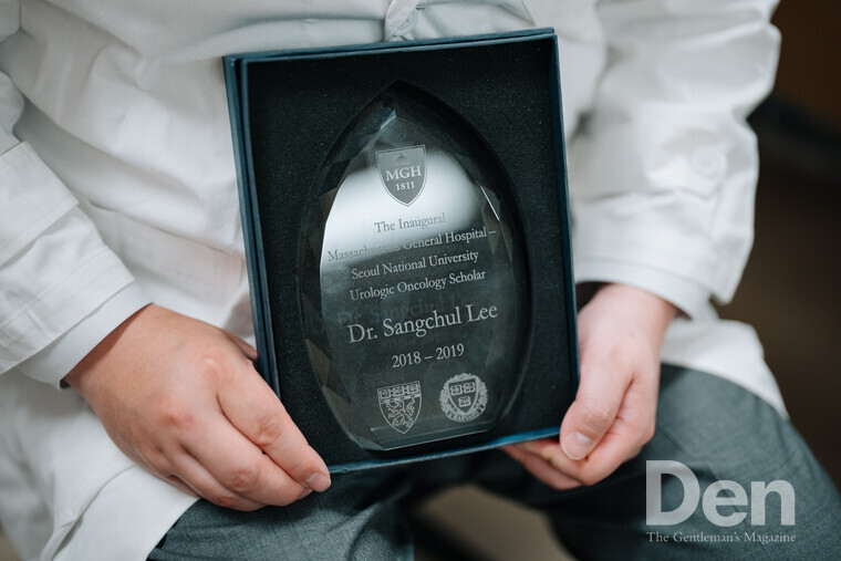 하버드 대학교 의과대학 매사추세츠 종합병원에서 수여한 감사패. ⓒDen