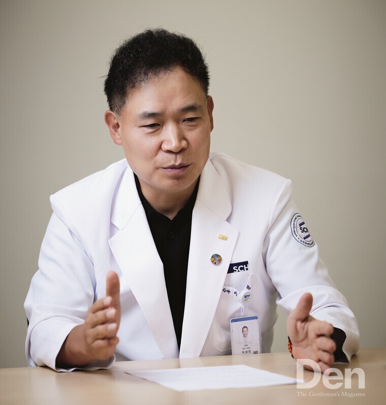 이성진 교수는…​​​​​​​1991년 순천향대학교 의과대학을졸업하고, 1996년과 2000년에 순천향대학교병원과 연세대학교 의과대학세브란스병원에서 안과 전공의와 망막 전임의 과정을 마쳤다. 2005년 연세대학교 의과대학 안과학 박사과정을 마친 후 2006년부터 2008년까지 미국 에모리대학교 의과대학 안센터에서 연수했다. 2019년까지 순천향대학교서울병원 안과 과장과 주임교수를 역임하고, 2020년부터 2023년까지 진료부원장으로 근무했다. 또 순천향대학교중앙의료원 대외협력단장과 순천향대학교건강과학대학원 건강과학CEO과정 부원장을 맡고 있다. 보건의료 분야전문지에 12년간 350회 이상의 망막 관련칼럼을 기고했으며, 2013년부터 현재까지 베트남 퀴논시 병원에 백내장 수술센터 건립을 돕고 현지 안과의사의 수술을 지도하고 있다.