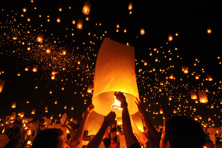 2013년 필리핀에서 1만5185개의 풍등을 하늘에 띄워 '기네스북' 기록을 세웠다. 하지만 환경오염 우려로 이 부문은 '기네스북' 기록에서 제외되었다. ⓒalamy