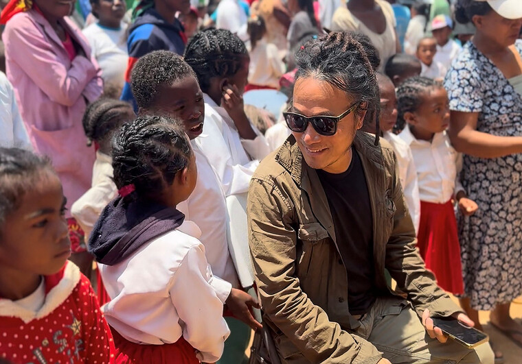 신미식 작가는<br>한국 대표 여행 사진작가로, 세계 120여 개국을 여행하며 현지 사람과 문화, 풍경을 사진으로 기록했다. 2005년부터 47차례 이상 아프리카를 방문하며 ‘마다가스카르 이야기’, ‘에티오피아’ 등의 작품으로 아프리카와 깊은 인연을 맺었다.<br>현지인 가족사진을 액자에 담아 선물하는 ‘마다가스카르 1만 가족사진 프로젝트’, ‘꿈꾸는 도서관’ 등으로 사진을 통해 행복을 전한다.<br>