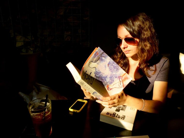 서울의 한 북 카페에서 배수아 작가의 [훌]을 읽고 있는 데보라 스미스 번역가. ⓒ데보라 스미스<br>