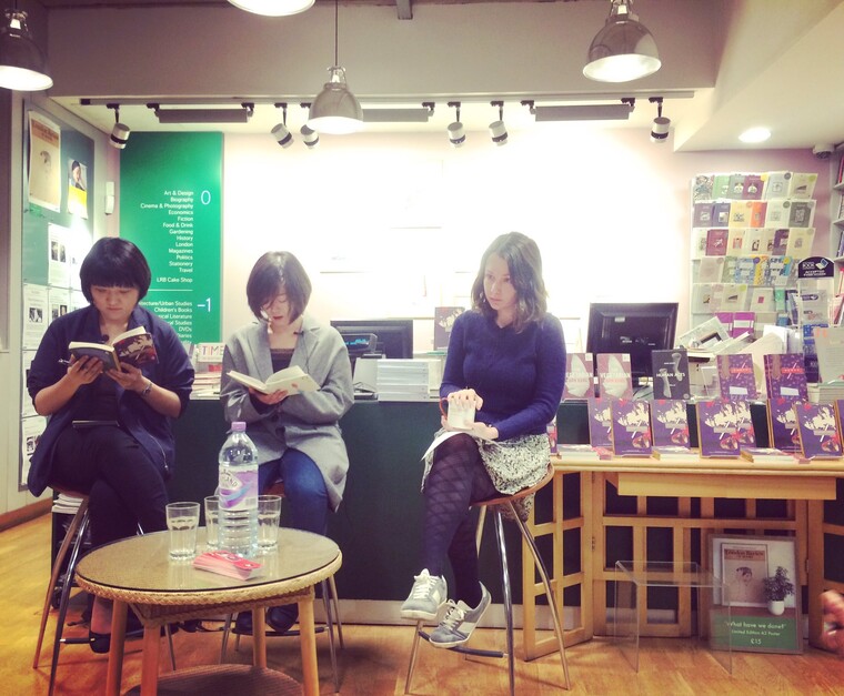 2016년 [백의 그림자] 영문판 출간 당시 기념행사. 왼쪽부터 조용경 통역사, 황정은 작가, 그리고 틸티드 악시스 대표로 자리한 데보라 스미스. ⓒ데보라 스미스