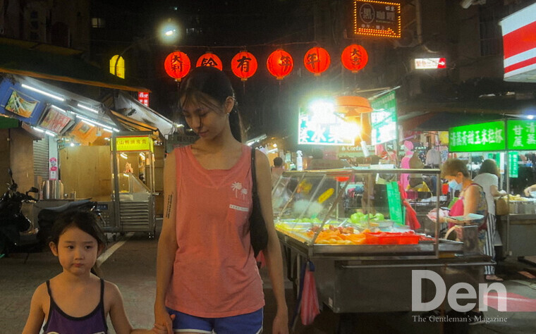 쩌우스칭 감독의 자전적 이야기 [왼손잡이 소녀]에서&nbsp;이안(시 유안 마)과 이징(니나 예)은 잘못을 바로잡고자 함께 다닌다.&nbsp;© ㈜더쿱디스트리뷰션, 로스크<br>