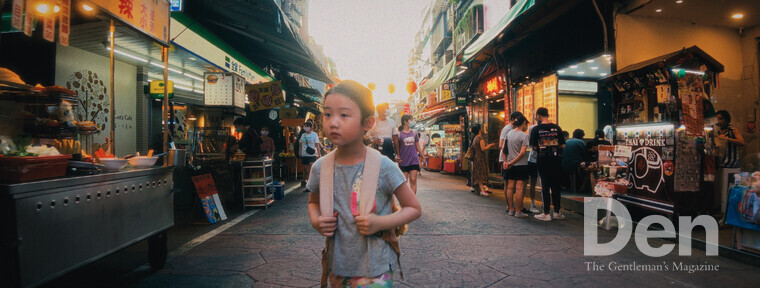 쩌우스칭 감독이 오랜 시간 공을 들여 찾아낸 니나 예는&nbsp;대만 야시장을 누비는 왼손잡이&nbsp;소녀 이징을 사랑스럽게 연기했다.&nbsp;© ㈜더쿱디스트리뷰션, 로스크<br>
