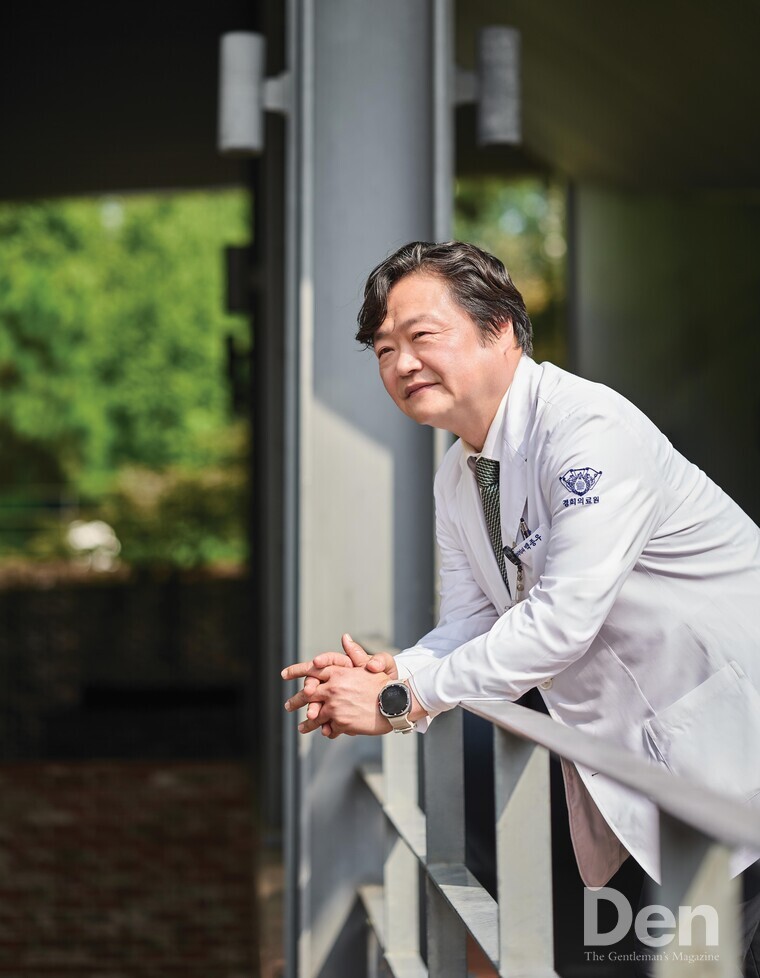 <strong>백종우 교수는</strong><br>고려대학교 의과대학을 졸업하고 고려대학교 안암병원에서 정신과 전문의, 2001년 고려대학교 대학원에서 의학석사, 2007년 의학박사 학위를 취득했다. 2013년부터 2014년까지 미국 듀크대학교에서 방문교수를 지냈으며, 2007년부터 현재까지 경희대학교병원 정신건강의학과 교수로 재직 중이다. 트라우마 분야의 다학제 전문 학회인 한국트라우마스트레스학회 3대 회장, 보건복지부 중앙자살예방센터장과 중앙심리부검센터장을 역임했다. 현재 국회자살예방포럼 자문위원장, 2024년부터 대한신경정신의학회 신경정신의학 정책연구소장을 맡고 있다.<br>